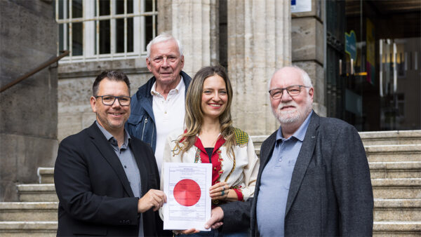 Mit dem Baustellenschild für die künftige Baustelle im Freibad Mirke: Wuppertals Baudezernent Gunnar Ohrndorf mit dem Projektentwicklungsteam von Pro
Mirke e.V. — (hinten) Volker Dittgen; Csilla Letay, Co-Vorsitzende Betreiberverein Pro Mirke; Dietmar Danz.
Foto: Malte Reiter